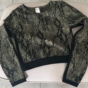 Fabletics set  a high-waisted design in a stylish snakeskin pattern, size small.